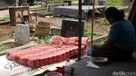 Penampakan Makam Tak Terawat di TPU Menteng Pulo