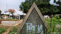 Sebuah nisan dicoret-coret.