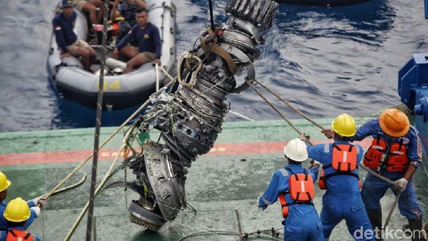 Tim SAR Berhasil Angkat Turbin Pesawat Lion Air PK-LQP