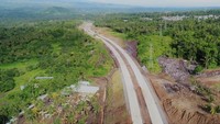Kehadiran Tol Manado-Bitung meningkatkan kelancaran akses Pelabuhan Internasional Bitung sebagai salah satu pintu ekspor impor bagi kawasan Indonesia timur. Pool/Dok. PT PP (Persero) Tbk.