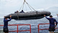 Perahu karet yang akan membawa prajurit Denjaka diturunkan.