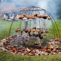 Untuk memanjakan lidah para tamunya, Gwyneth mendatangkan langsung chef Argentina bernama Francis Mallmann dari Santiago, Chile. Sang chef dikenal dengan gaya memasak langsung dari perapian di area terbuka sehingga menjadi atraksi tersendiri di acara tersebut. (Foto: Dok. Goop)