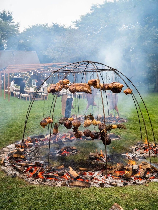 Untuk memanjakan lidah para tamunya, Gwyneth mendatangkan langsung chef Argentina bernama Francis Mallmann dari Santiago, Chile. Sang chef dikenal dengan gaya memasak langsung dari perapian di area terbuka sehingga menjadi atraksi tersendiri di acara tersebut. (Foto: Dok. Goop)
