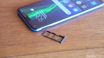 Terdapat dua slot SIM card dan microSD. Foto: Adi Fida Rahman/detikINET
