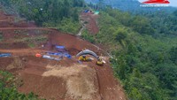 Proses konstruksi kereta cepat JKT-BDG baru dimulai pada pertengahan tahun ini setelah pendanaan dari China mulai cair. Saat ini progres konstruksi sudah mencapai 3,2% dengan ketersediaan lahan 80%. Pool/KCIC.
