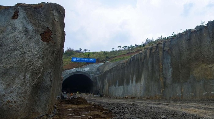 Progres pembangunan kereta cepat jakarta-Bandung terus menunjukkan perkembangan. hari ini konstruksi tunnel sidah bisa ditembus.