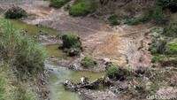 Alhasil sungai Cipangmingkis yang membelah kabupaten Bekasi kering kerontang.