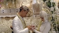 Melody eks JKT48 sudah resmi menikah. Ini adalah salah satu proses tukar cincin setelah menikah. Foto: Veynindia Esaloni Pardede/ detikHOT