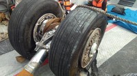 Foto: Lalu pada Sabtu (3/11), roda pesawat Lion Air berjenis Boeig 737 max 8 itu tiba di Posko gabungan, JICT 2, Tanjung Priok. Menurut KNKT, roda pertama yang ditemukan tersebut merupakan pendarat belakang, namun belum diketahui apakah bagian kanan atau kiri. (Lisye Sri Rahayu/detikcom).