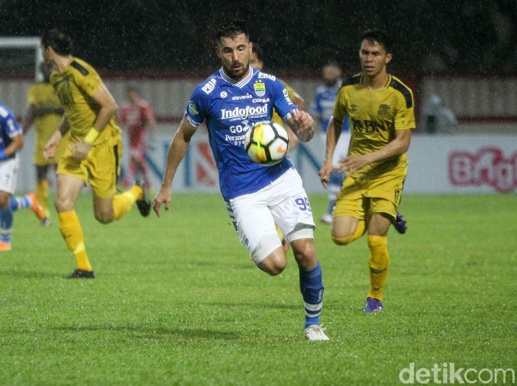 10 Pemain Persib Kalahkan Bhayangkara FC