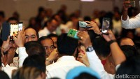 Jokowi tiba di Hotel Fairmont, Jakarta, Sabtu (3/11/2018) pukul 11.03 WIB. Jokowi disambut yel-yel Repnas.