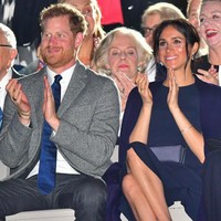 Meghan dan Pangeran Harry menghadiri pembukaan Invictus Games di Sydney. Duchess of Sussex memilih gaun Stella McCartney seharga US$ 1.995 atau Rp 30 juta, coat Gillian Anderson US$ 450 atau Rp 6,7 juta dan clutch Dior US$ 1.822 atau Ro 27 jutaan. (Foto: Getty Images)