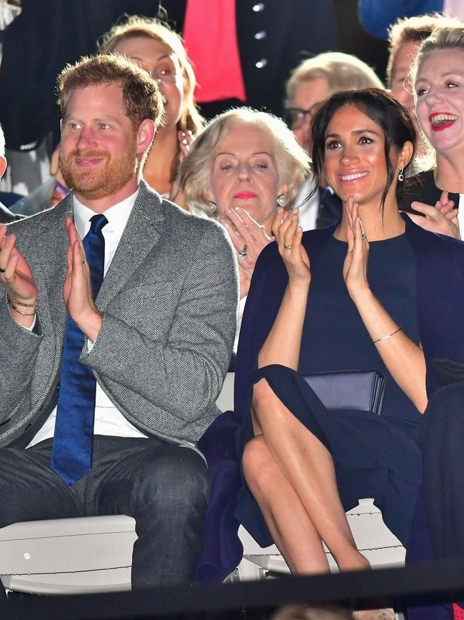 Meghan dan Pangeran Harry menghadiri pembukaan Invictus Games di Sydney. Duchess of Sussex memilih gaun Stella McCartney seharga US$ 1.995 atau Rp 30 juta, coat Gillian Anderson US$ 450 atau Rp 6,7 juta dan clutch Dior US$ 1.822 atau Ro 27 jutaan. (Foto: Getty Images)