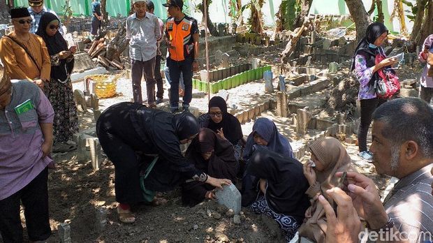 Isak Tangis Iringi Pemakaman Penyelam Syachrul di Surabaya