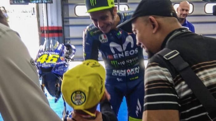 Rivaldy Elvans bertemu Valentino Rossi di Sirkuit Sepang pada gelaran MotoGP Malaysia (Dok. Elys Masiweni) Rivaldy Elvans bertemu Valentino Rossi di Sirkuit Sepang pada gelaran MotoGP Malaysia (Dok. Elys Masiweni)