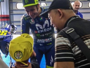 Rossi Crash, Bocah Komentator MotoGP dari Indonesia Menangis