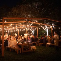 Suasana jamuan Gwyneth yang bertema rustic saat malam hari. Sangat intim dan romantis! (Foto: Dok. Goop)