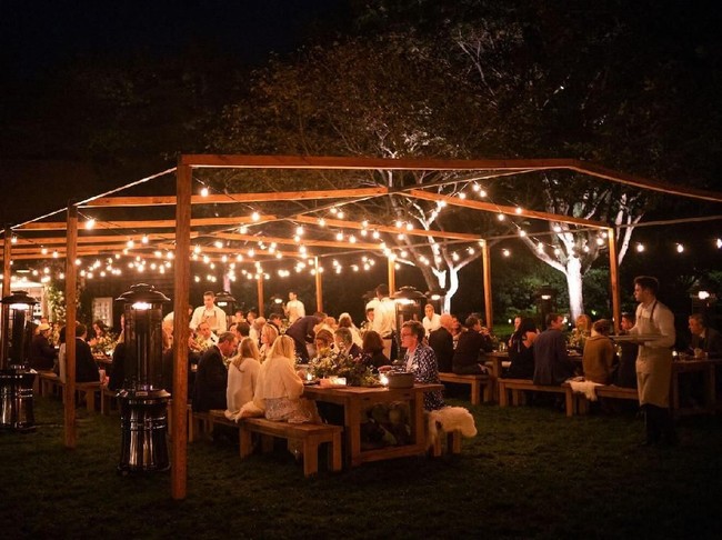 Suasana jamuan Gwyneth yang bertema rustic saat malam hari. Sangat intim dan romantis! (Foto: Dok. Goop)