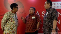 Ketua BU Asian Alumni Festival, Didit Ratam berbincang dengan Kepala Bappenas Bambang Brodjonegoro yang menjadi pembicara pada acara BU Asian Alumni Festival 2018, Jakarta, Sabtu (3/11).