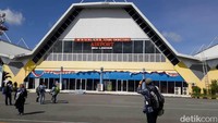 Bandar Udara Karel Sadsuitubun berlokasi di Desa Ibra, Kecamatan Kei Kecil, Kabupaten Maluku Tenggara, Provinsi Maluku.