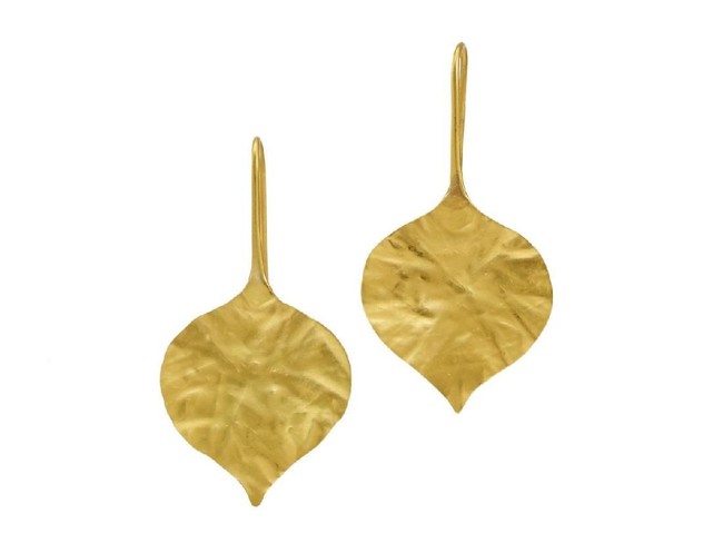 Anting tersebut merupakan keluaran label Pippa Small dengan seri Gold Peepal Leaf Earrings. Anting ini dijual seharga 2925 poundsterling atau sekitar Rp 56 juta. (Foto: Dok. ist)