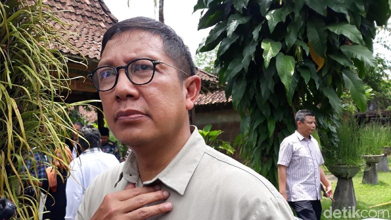 Menag Tanya Fadli Zon: Apakah Sosok Kau di Doa yang Ditukar Mbah Moen? Menag Tanya Fadli Zon: Apakah Sosok Kau di Doa yang Ditukar Mbah Moen?