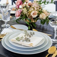 Peralatan makan berwarna pastel dengan aksen keemasan menjadi andalan untuk jamuan resepsi. Sebagai penghias meja, hadir vintage cut crystal, vas-vas yang berisi beragam jenis bunga liar, dan wadah saji yang terbuat dari lumpur Australia. (Foto: Dok. Goop)