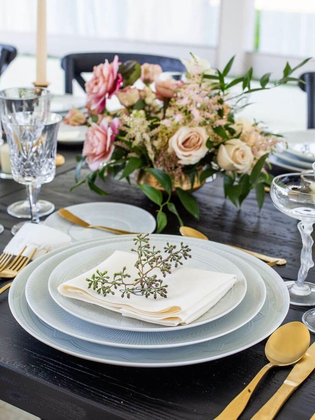 Peralatan makan berwarna pastel dengan aksen keemasan menjadi andalan untuk jamuan resepsi. Sebagai penghias meja, hadir vintage cut crystal, vas-vas yang berisi beragam jenis bunga liar, dan wadah saji yang terbuat dari lumpur Australia. (Foto: Dok. Goop)