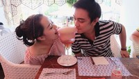  Duh mesranya. Patricia baru saja menikah tahun 2017 lalu dengan pria pujaan hatinya. Suami Patricia ini juga adalah seorang pilot. Kompak ya! Foto: instagram @patriciayora
