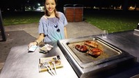 Lagi pesta Barbekyu nih. Patricia terlihat memasang pose dengan senyum manis di depan daging steak yang sedang dipanggang. Terlihat enak ya?   Foto: instagram @patriciayora