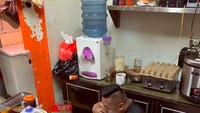 Kesederhanaan Akbar juga tampak saat makan ikan di dapur. “Makang Ikang dlu aku lapar dlu makan mamammamamama Batagor,” kata pria yang suka bicara kocak ini. Foto: Instagram ajudan_pribadi