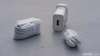 Aksesori yang disertakan charger, kabel data dan earphone. Foto: Adi Fida Rahman/detikINET
