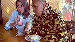 Gaya Kocak Akbar Ajudan Pribadi Saat Makan di Dapur hingga Jet Pribadi