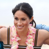 Saat berkunjung ke Bondi Beach, Sydney, Australia, Meghan sempat terlihat memakai anting dari Karen Walker. (Foto: Getty Images)