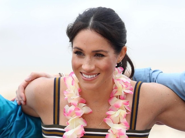 Saat berkunjung ke Bondi Beach, Sydney, Australia, Meghan sempat terlihat memakai anting dari Karen Walker. (Foto: Getty Images)