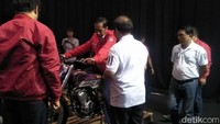 Menggunakan jaket motor berwarna merah, orang nomor satu Indonesia ini nampak antusias ketika menginjakkan kaki di area Indonesia Motorcycle Show (IMOS) 2018, JCC Senayan, Jakarta, Sabtu (3/11/2018).