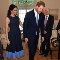 Mengunjungi sebuah sekolah di Australia, Meghan cantik dengan gaun midi two-tone dari Roksanda. Harganya adalah US$ 1.850  atau Rp 27 juta dan kini sudah terjual habis. (Foto: Getty Images)