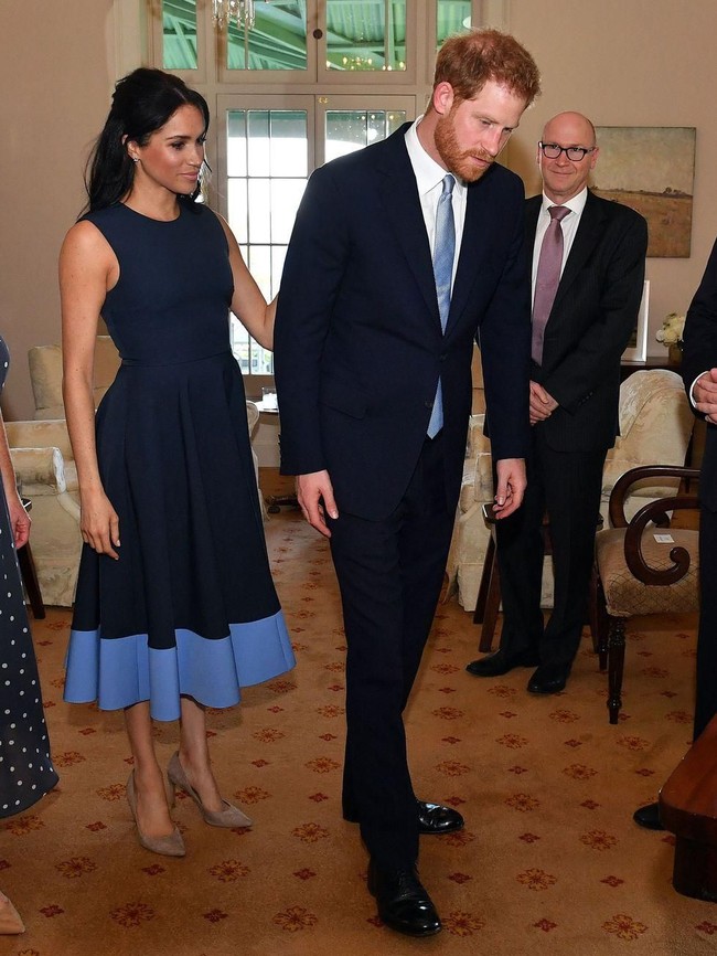 Mengunjungi sebuah sekolah di Australia, Meghan cantik dengan gaun midi two-tone dari Roksanda. Harganya adalah US$ 1.850  atau Rp 27 juta dan kini sudah terjual habis. (Foto: Getty Images)