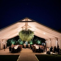 Suasana resepsi di malam hari. Acara tersebut hanya dihadiri teman-teman dekat Gwyneth dan Brad sehingga terasa intim dan bermakna. Aktor Robert Downey Jr., sutradara Steven Spielberg, adalah beberapa di antaranya. (Foto: Dok. Goop)