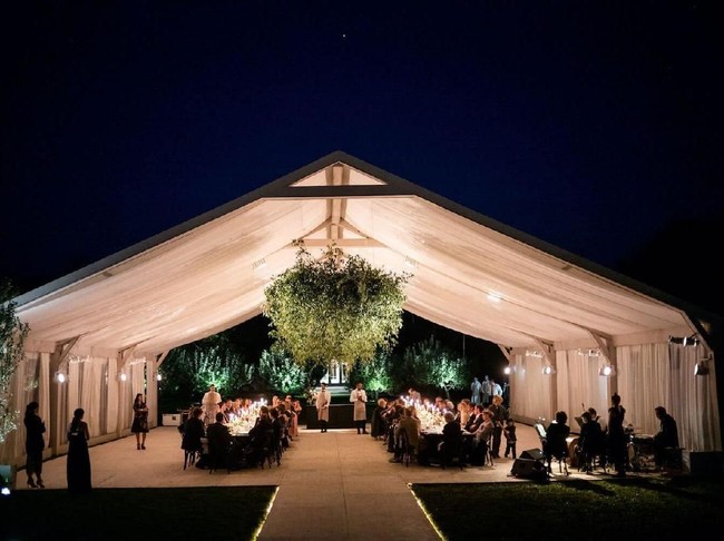 Suasana resepsi di malam hari. Acara tersebut hanya dihadiri teman-teman dekat Gwyneth dan Brad sehingga terasa intim dan bermakna. Aktor Robert Downey Jr., sutradara Steven Spielberg, adalah beberapa di antaranya. (Foto: Dok. Goop)