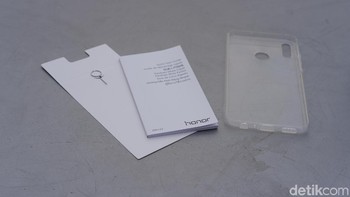 Dalam paket penjualan diberikan buku petunjuk, silicon case transparan, jarum pembuka slot SIM Card. Foto: Adi Fida Rahman/detikINET
