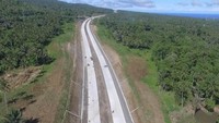 Tol Manado-Bitung dibangun dengan skema kerja sama pemerintah dan badan usaha (KPBU) dimana dari 39 km, Seksi 1 sepanjang 14 km Manado-Sukur-Airmadidi dikerjakan melalui APBN dan pinjaman Pemerintah China dan Seksi 2 sepanjang 25 km Airmadidi-Bitung yang hak konsesinya dimiliki oleh badan usaha jalan tol (BUJT) PT Jasa Marga Manado Bitung dengan biaya investasi mencapai Rp 5,12 triliun. Pool/Dok. PT PP (Persero) Tbk.