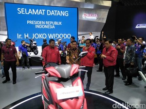 Sambangi IMOS 2018, Jokowi Buat Pengunjung Salah Fokus