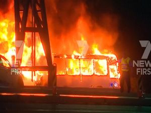Bus Terbakar di Jembatan Ikonik Australia