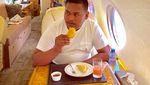 Gaya Kocak Akbar Ajudan Pribadi Saat Makan di Dapur hingga Jet Pribadi