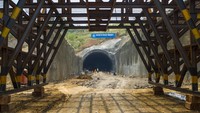 Untuk mendukung pekerjaan proyek, tiga casting yard (tempat fabrikasi) dan tiga batching plant atau tempat memproduksi beton sudah dioperasikan. Nantinya akan ada 26 batching plant dan 4 casting yard di sepanjang lokasi proyek. Pool/KCIC.