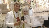 Ets... kalau ini saat pamer buku nikah nih. Foto: Veynindia Esaloni Pardede/ detikHOT