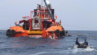 Roda pesawat yang sudah ditemukan diangkat dari dasar laut Perairan Karawang pada Jumat (2/11). Roda diangkat ke KRI Banda Aceh dengan menggunakan crane. (Foto: dok. Basarnas).