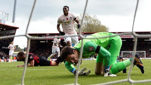 Anthony Martial menyamakan kedudukan 1-1.