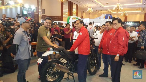 Saat Jokowi  Kesengsem Motor  Seharga Rp 800 Juta